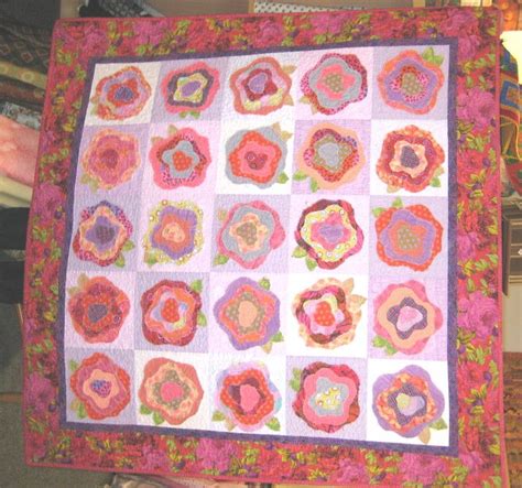 Cute Raw Edge Applique Quilt The Large Floral Border Looks Lovely