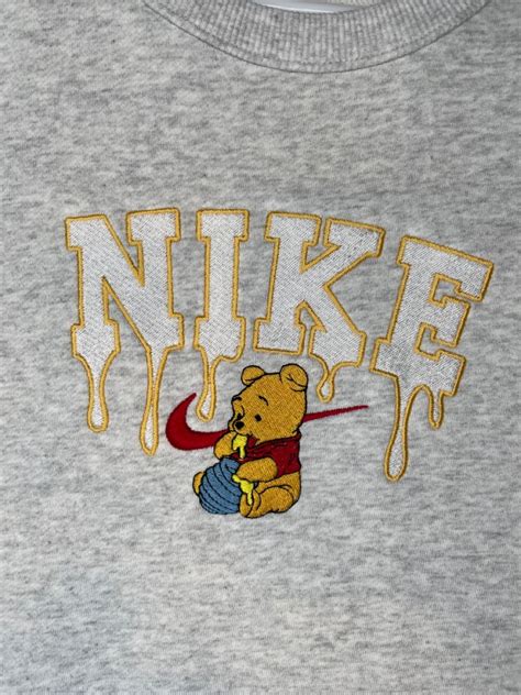 Winnie the Pooh Nike Embroidered Sweatshirt | Moleton bordado, Estampas