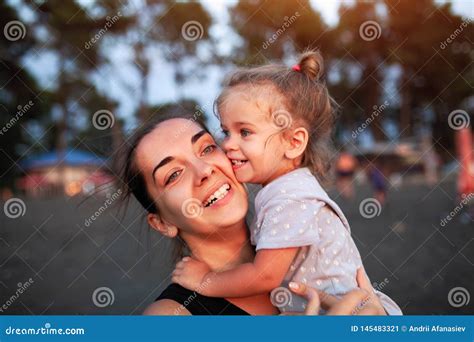 Madre Feliz Y Su Pequea Hija Al Aire Libre Imagen De Archivo Imagen