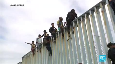 Migrantes Escalan El Muro Fronterizo Entre México Y Estados Unidos