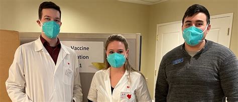 School Of Pharmacy Students Administer Covid 19 Vaccines To Older Adults