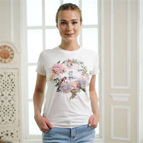 Красивая и модная летняя💐 футболка для девушек и женщин позволит создать стильный образ ⠀ В ней