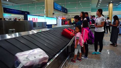 Manila Philippines March 19 2014 Passengers At Baggage Reclaim In
