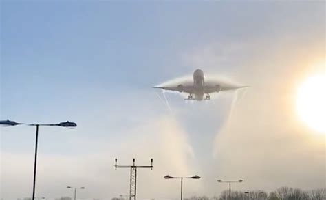 Airplane Shows Off Its Dazzling Wingtip Vortices