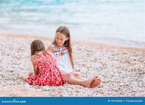 Duas Meninas Felizes Pequenas Tm Muito Divertimento Na Praia Tropical Que Joga Junto Foto De