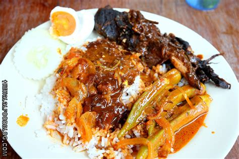 Inconspicuously planted along penang road, the small entrance leads to an alley set up with wooden chairs and tables. Penang Part III - Nasi Kandar Line Clear - The Halal Food Blog