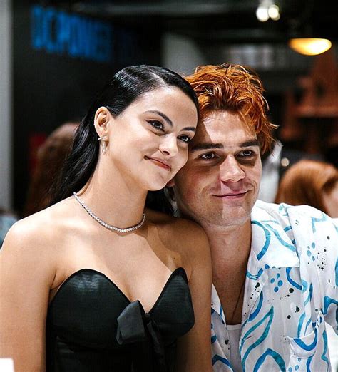 Camila Mendes And Kj Apa During Sdcc 2019 Riverdale Fotos De Camila Fotos Mejores Amigas