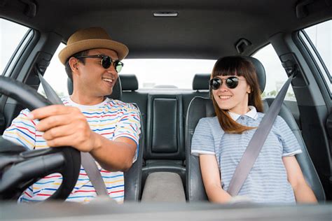 komik an Çift asya adam ve kadın arabada oturan Ön görünümü seyahat konseptinin tadını Çıkarın