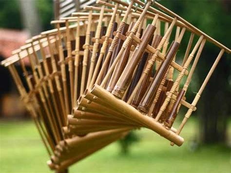 Alat musik tradisional dari jawa barat yang terbuat dari bambu selanjutnya ialah calung. Angklung & Calung - Seni Musik | Yaya's Blog