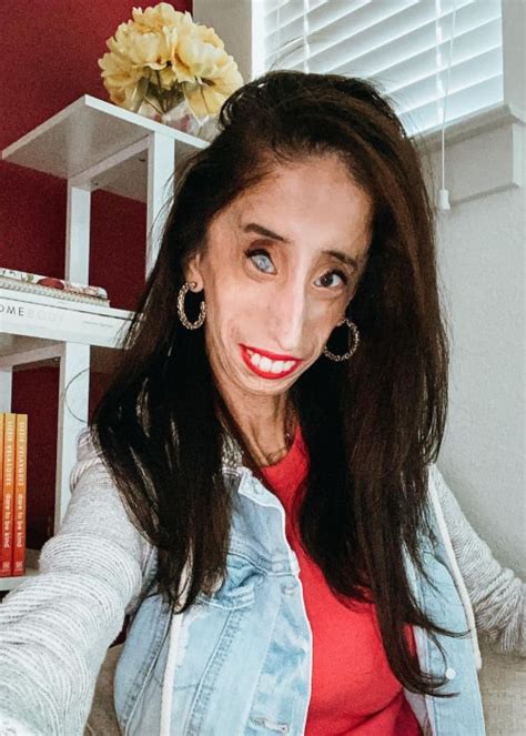 Lizzie Velásquez Height Weight Age Family Facts Education Biography