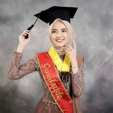 19 Gaya Foto Wisuda Sendirian Berpasangan Dan Bersama Teman Teman