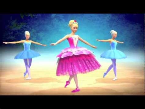 Una giornalista conduce la giovane figlia e il proprio cavallo, bloccato da un incidente, nel montana, ad incontrare un cowboy che sa parlare con i cavalli e guarirne i traumi. Barbie e le Scarpette Rosa - Trailer - YouTube