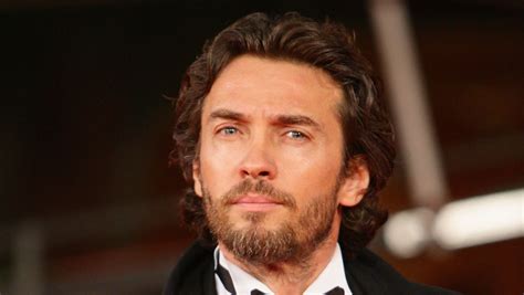 Info su alessio boni biografia filmografia discografia video foto citazioni curiosità frasi celebri news carriera. Alessio Boni chi è? Moglie, figlio, malattia e Instagram