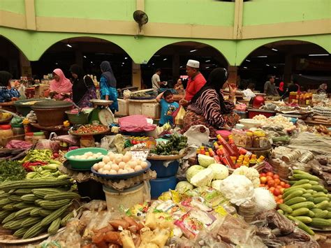 Walau bagaimanapun ia telah ditukar namanya kepada nama ini oleh menteri besar kelantan iaitu y.a.b tuan guru dato' nik abdul aziz bin nik mat sebagai tanda penghormatan kepada kaum hawa. Pasar Siti Khadijah , Kelantan ~ SuteraUngu87