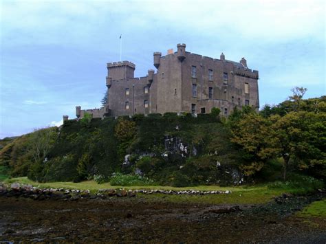 Dunvegan Castle Isle Of Skye Scotland в хорошем качестве Обои на