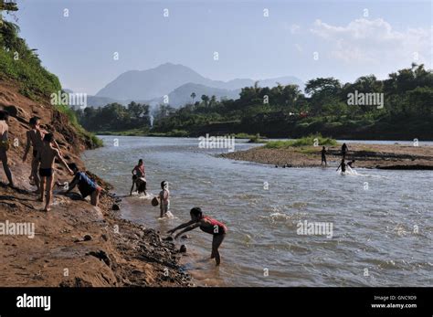Bathing Children River Hi Res Stock Photography And Images Alamy