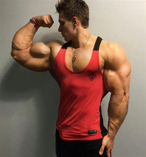 Pin By Jokerlife On Huge Muscle Gym Guys Muscle Men Athletic Men