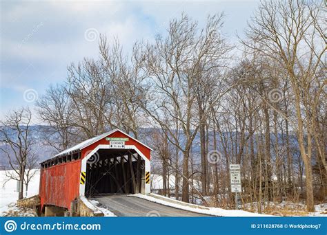 Mt Pleasant Covered Bridge In Perry County Pa In Winter Stock Photo