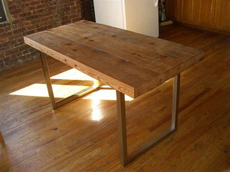 This is a pretty easy build, beginner woodworkers with the right tools should be able to make this table top. 5 DIY Reclaimed Wood Desks For Your Home Office - Shelterness