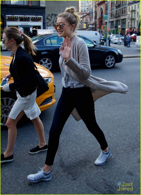 Gigi Hadid Successfully Hails A Cab In Nyc Photo 671123 Photo Gallery Just Jared Jr
