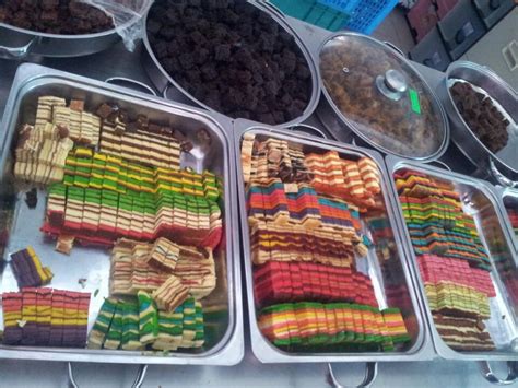 Kek lapis sarawak,mudah dan senang di buat.rasa kek lapis sarawak ni sedap dan sesuai di makan oleh semua golongan umur.selamat mencuba. 17 Tempat Makan Menarik Di Kuching Sarawak 2018 - Saji.my