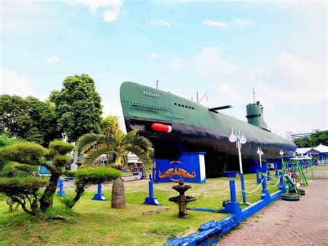 Monumen kapal selam atau lebih dikenal dengan nama monkasel terletak di pusat surabaya, tepatnya di jalan pemuda no. 10 Gambar Monumen Kapal Selam Monkasel Surabaya 2020 Harga ...