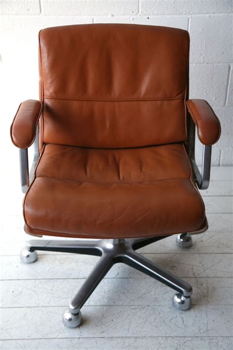 Choosing the best leather office chair is important when building up your workstation. 1970s Tan Leather Desk Chair | Cream and Chrome