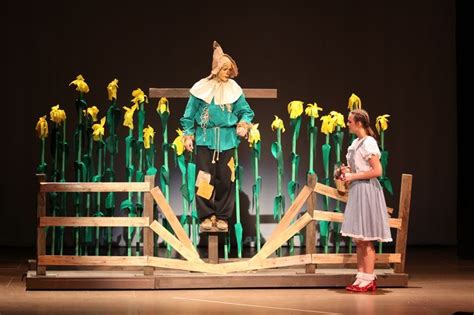 Make Corn Stalk Decorations Over The Rainbow Wizard Of Oz Musical