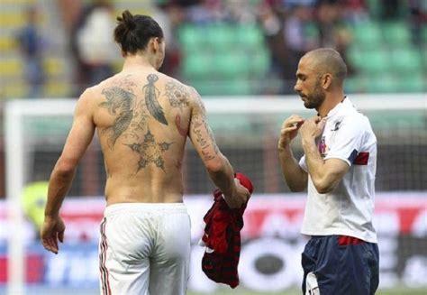 Ibrahimovic Exibe Nova Tatuagem Rosto De Tigre Nas Costas Blog