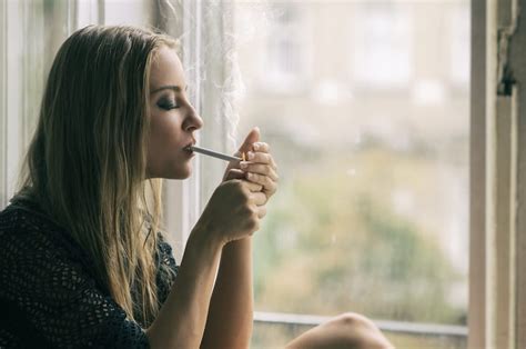 So Gravierend Wirkt Sich Bereits Eine Zigarette Auf Frauen Aus