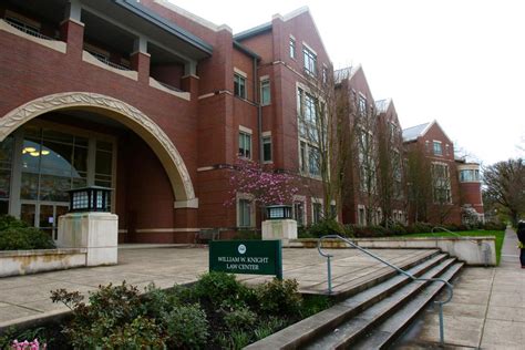 University Of Oregon School Of Laws Rankings Rise While Enrollment