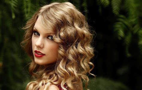Taylor Swift Curls