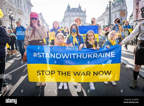 Tausende Marschieren Solidarisch Gegen Den Krieg In Der Ukraine
