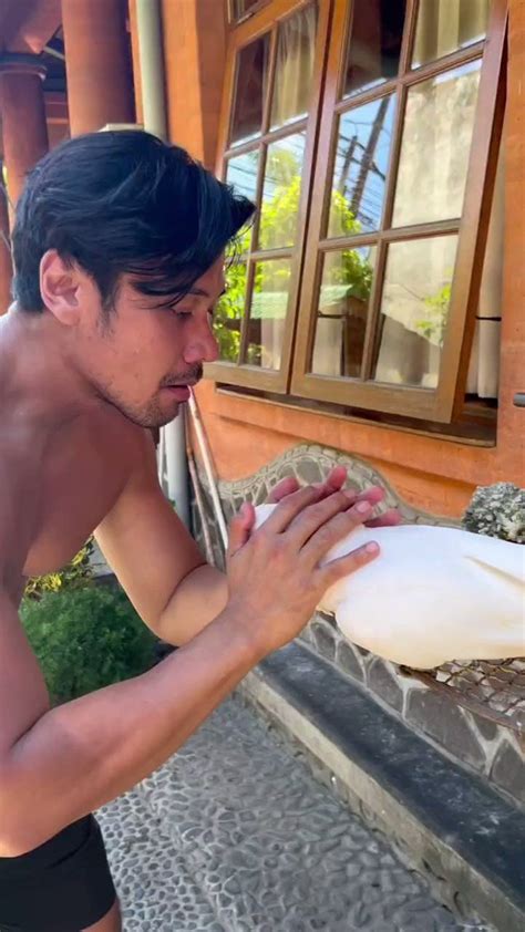 Mrvvip On Twitter Chicco Jerikho Shirtless And Kiss The Bird Selebwatch