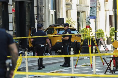 6 Injured 2 Critically After Nyc Taxi Jumps Curb Nypd Says