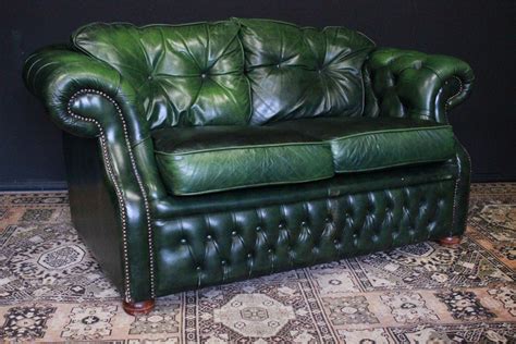 Un divano in pelle 2 o 3 posti, un divano letto in pelle per un sonno di alta qualità o un divano angolare in pelle per portare modernità e convivialità in salotto! Divano due posti Chesterfield in pelle verde (335 ...