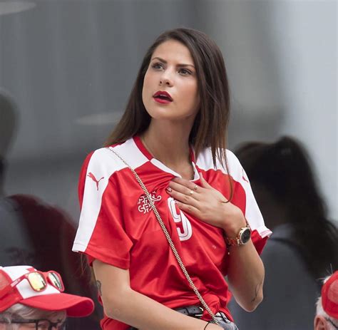 Haris seferovic (25) sucht sein glück. Spielerfrau wütet bei WM-Qualifikation gegen Fans