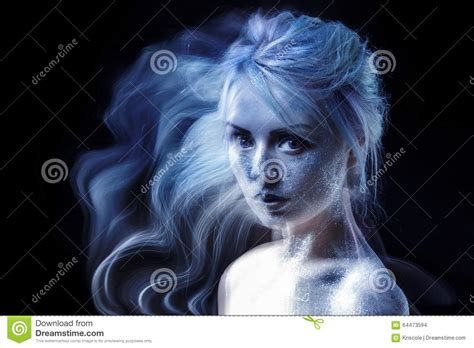 Mujer Fantasmal Alma Retrato De Un Efecto Del Movimiento Foto De
