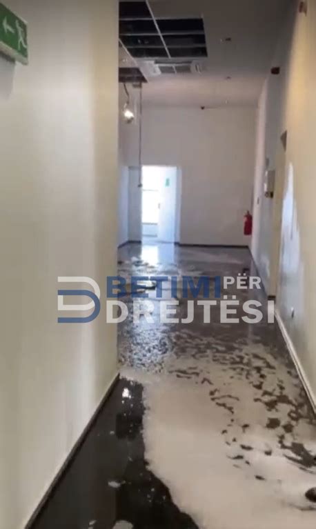 Pallati I Drejtësisë Vërshohet Nga Uji Pamje Gazeta Express