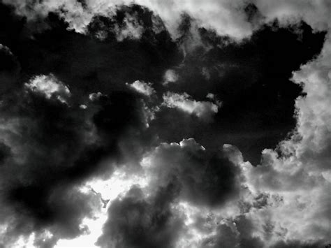 Black Clouds 4k Wallpaper Mientras
