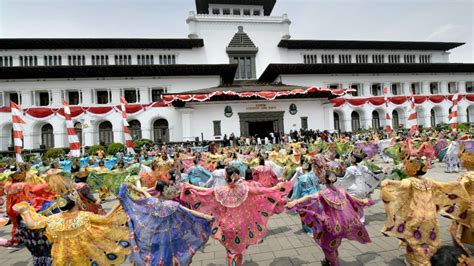 Jadi Warisan Budaya Tak Benda Indonesia Tari Merak Digelar Massal Di