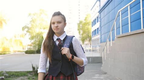 El Adolescente De La Colegiala Consigue a Casa De Escuela En Un Día