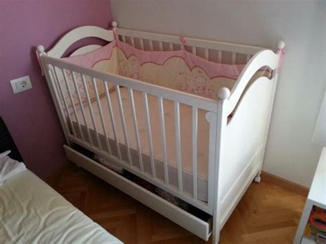 Drveni Krevetac S Madracem I Zaštitom Za Bebu