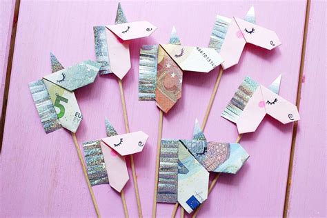 Knacken sie die walnuss vorsichtig, so dass die schale nicht zerbricht. Geldscheine kreativ zum Origami Einhorn falten - DIY Anleitung