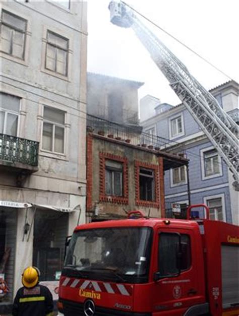 Incêndio na estação de entrecampos em lisboa. Incêndio destrói prédio em Lisboa ~ Diário de um Bombeiro