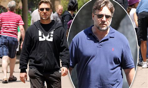 Russell Crowe Shows Off His Buff New Body After Shedding Excess Pounds Daily Mail Online