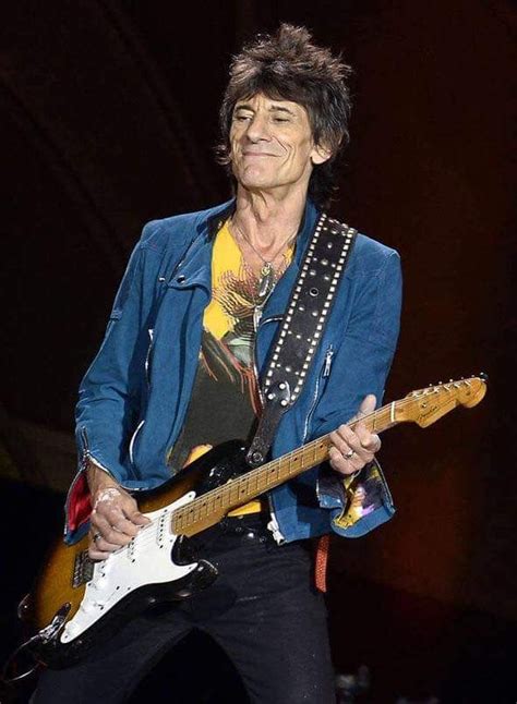 Ronnie Wood Rocking A Strat Ronnie Wood Rolling Stones Hank Marvin