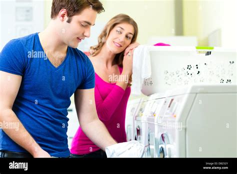 Menschen In Einem Waschsalon Waschen Ihre Schmutzige Wäsche Im Hintergrund Sind Waschmaschinen