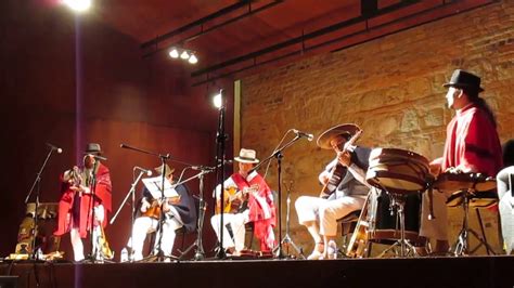 Todo en un tablero que les ayuda a aprender a tocar las teclas de este instrumento musical. Tradiciones del Ecuador: juegos, fiestas, costumbres, y más