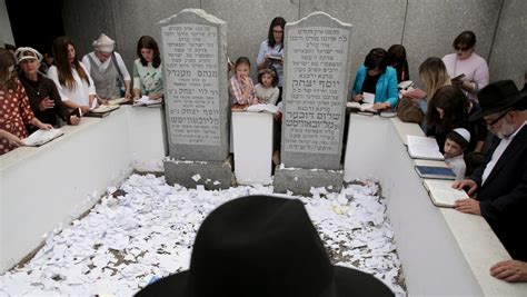 In Queens Revered Jewish Leaders Burial Site Draws Crowds Ctv News